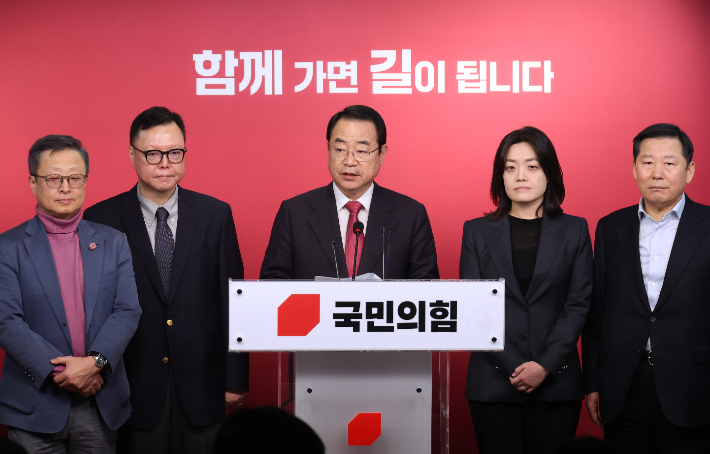 국민의힘 정영환 공천관리위원장과 위원들이 25일 여의도 당사에서 1차 공천 결과를 발표하고 있다. 연합뉴스