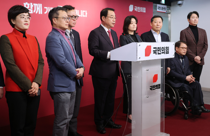 공천 결과 발표하는 정영환 공관위원장. 연합뉴스