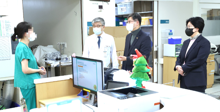이기일 보건복지부 제1차관이 25일 오후 이른바 '빅5' 중 하나인 서울아산병원 응급의료센터를 찾아 의료진을 격려하고 있다. 복지부 제공