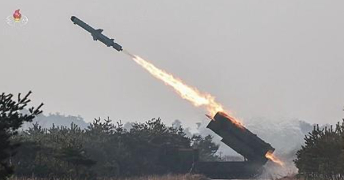 김정은 북한 국무위원장은 지난 14일 오전 해군에 장비하게 되는 신형 지상대해상 미사일  '바다수리-6형' 검수 사격 시험을 지도했다고 조선중앙TV가 15일 보도했다. 연합뉴스 