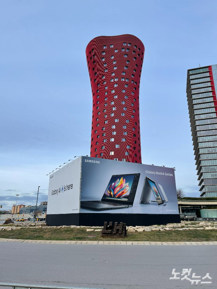 피라 그란비아 바로 앞에 있는 교차로에 설치된 삼성의 대형 광고판. 홍영선 기자