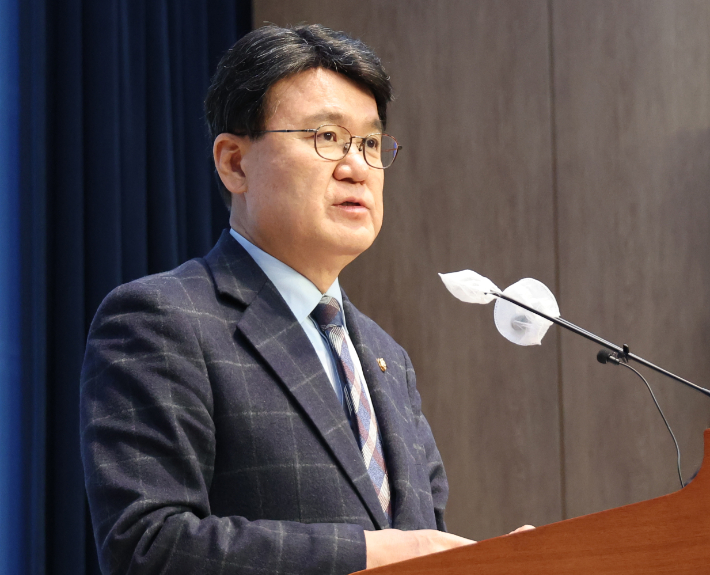 더불어민주당 황운하 의원이 26일 국회에서 총선 불출마 선언 기자회견을 하고 있다. 연합뉴스