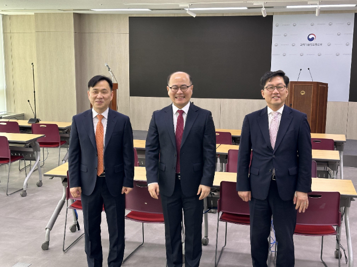 이창윤 1차관(가운데), 강도현 2차관(왼쪽), 류광준 과기혁신본부장. 연합뉴스