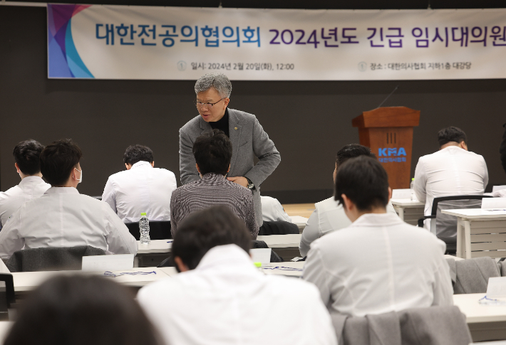 20일 서울 용산구 대한의사협회 회관에서 열린 대한전공의협의회 긴급 임시대의원총회에서 김택우 의협 비대위원장이 참석자들과 악수하고 있다. 연합뉴스