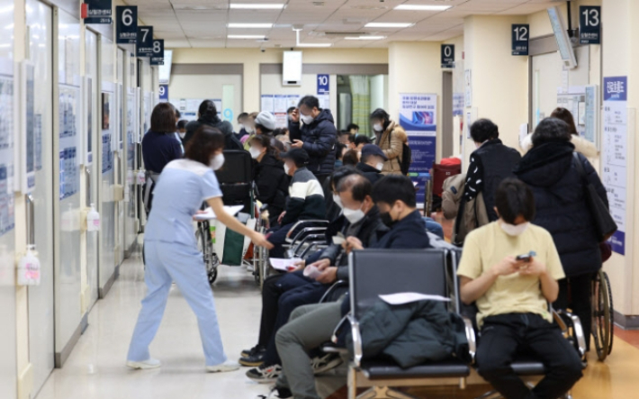 환자로 붐비는 병원 모습. 연합뉴스
