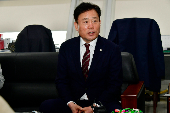 더불어민주당 송갑석 의원이 26일 광주시의회 기자실에서 차담회를 갖고 있다. 송갑석 의원 제공