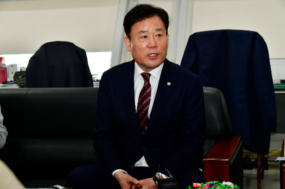 더불어민주당 송갑석 의원이 26일 광주시의회 기자실에서 차담회를 갖고 있다. 송갑석 의원 제공