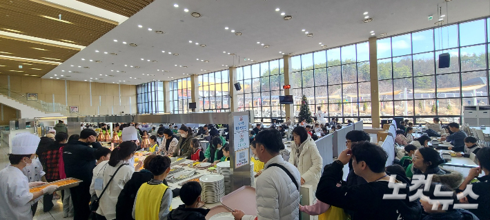 진천 국가대표 선수촌의 선수식당에서 캠프 참가자들이 식사를 하고있다. 동규기자