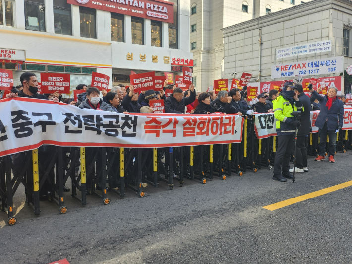 국민의힘 대전 중구 당원들이 23일 서울 여의도 중앙당사 앞에서 대규모 집회를 열고 전략공천 철회를 촉구했다. 캠프 제공