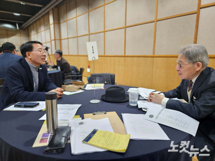 대화하는 교회협의회 김종생 총무(왼쪽)와 에큐메니칼 원로 안재웅 박사(오른쪽).