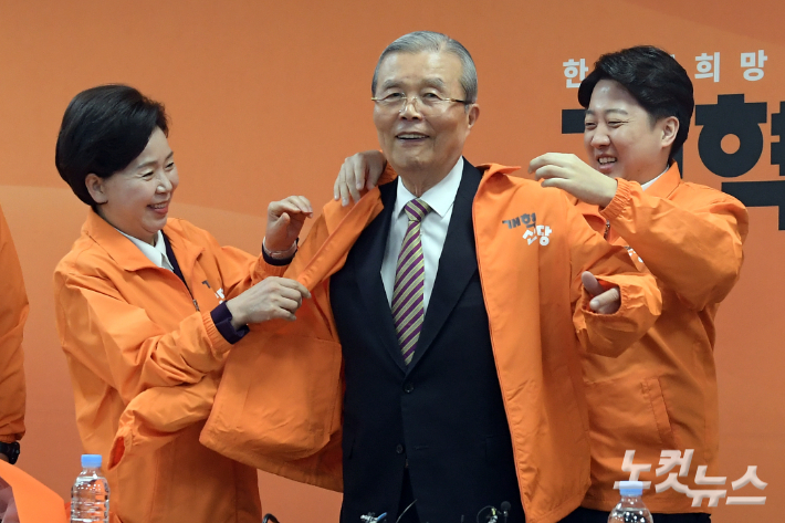 개혁신당 이준석 대표와 양향자 원내대표가 26일 서울 여의도 국회에서 열린 제 6차 최고위원회의에서 김종인 공천관리위원장에게 당 점퍼를 전달하고 있다. 윤창원 기자