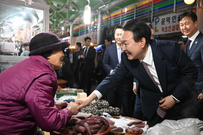 尹, 서산 동부 전통시장 찾아 "재래시장 활성화 열심히 하겠다"