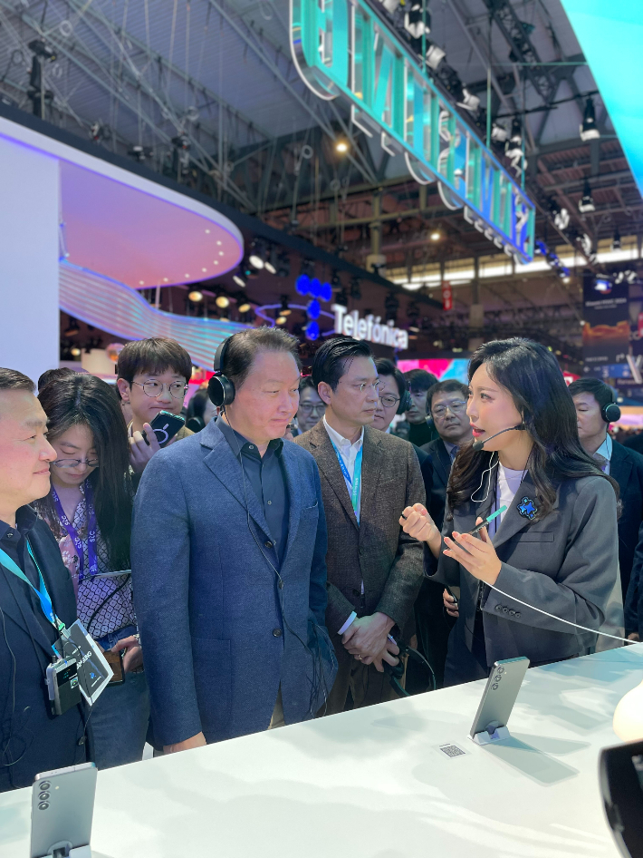 MWC24 삼성전자 부스에 방문한 최태원 SK그룹 회장. 홍영선 기자  
