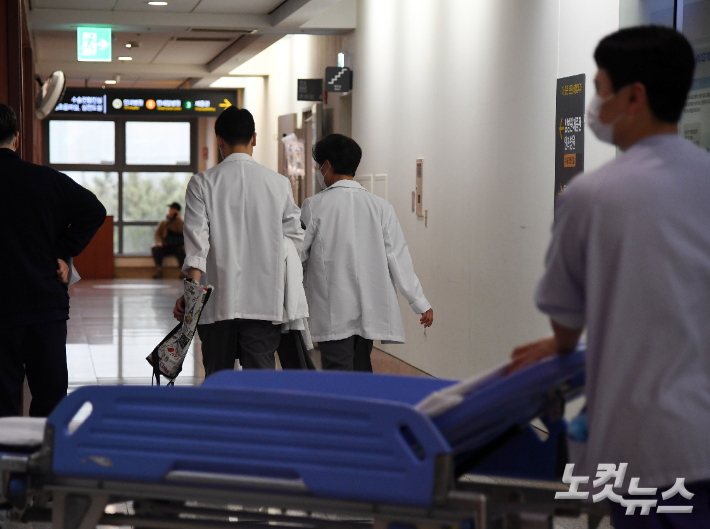 서울의 한 대학병원에서 의료진이 이동하고 있다. 황진환 기자