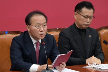 국민의힘 윤재옥 원내대표가 27일 서울 여의도 국회에서 열린 원내대책회의에서 발언을 하고 있다.