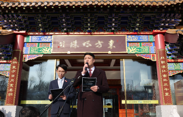 중국이 해외에서 운영하는 '비밀 경찰서' 국내 거점으로 지목된 중식당 '동방명주'의 왕하이쥔 대표가 의혹에 대한 입장 발표 기자회견을 하는 모습. 연합뉴스