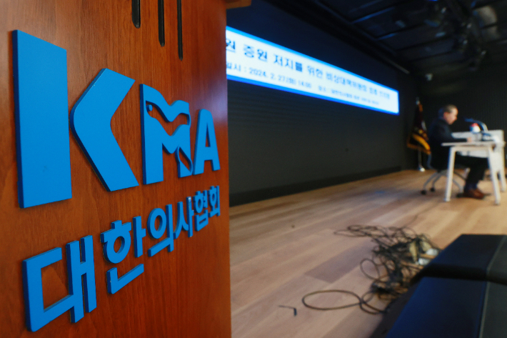 주수호 대한의사협회 비상대책위원회 언론홍보위원장이 27일 오후 서울 용산구 대한의사협회 회관에서 의협 비대위 정례브리핑을 하고 있다. 연합뉴스