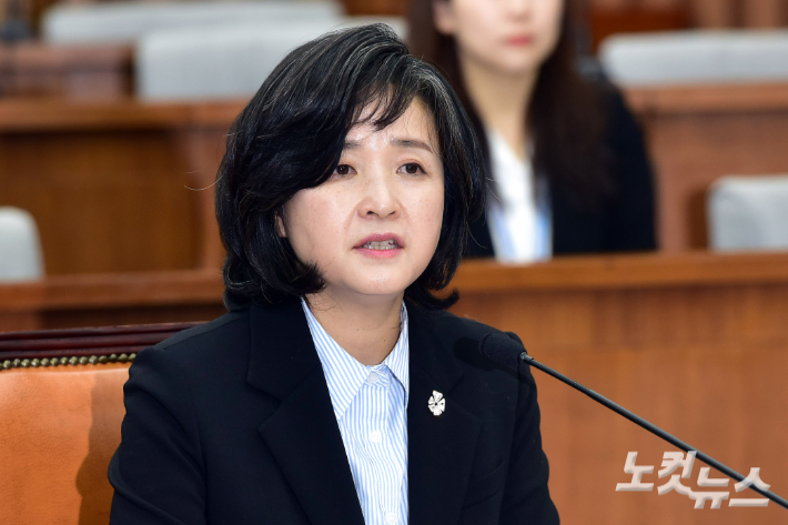 신숙희 대법관 후보자가 27일 서울 여의도 국회에서 열린 인사청문회에서 의원 질의에 답변을 하고 있다. 윤창원 기자