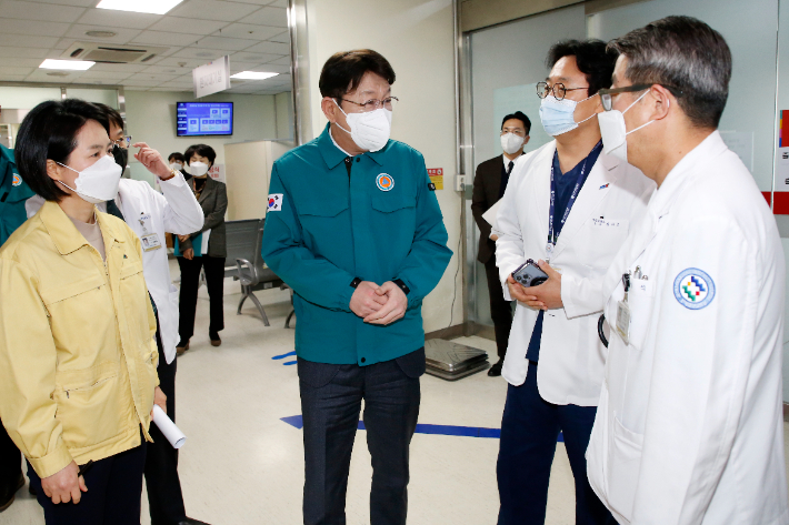 우범기 전주시장이 27일 전북대병원을 찾아 비상진료대책을 점검했다. 전주시 제공