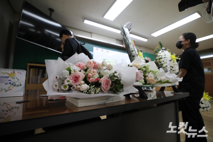 서울 서이초등학교 교사의 49재일인 지난해 9월 4일 서울 서이초 교사의 교실에서 고인의 지인들이 슬퍼하고 있다. 박종민 기자