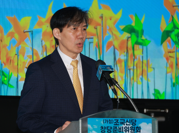 발언하는 조국 인재영입위원장     (서울=연합뉴스) 한종찬 기자 = 가칭 '조국신당' 인재영입위원장을 맡은 조국 전 법무부 장관이 25일 오전 서울 동작구의 한 영화관에서 열린 '조국신당 창당준비위원회 인재영입 발표식'에서 발언하고 있다. 2024.2.25     saba@yna.co.kr (끝)   연합뉴스