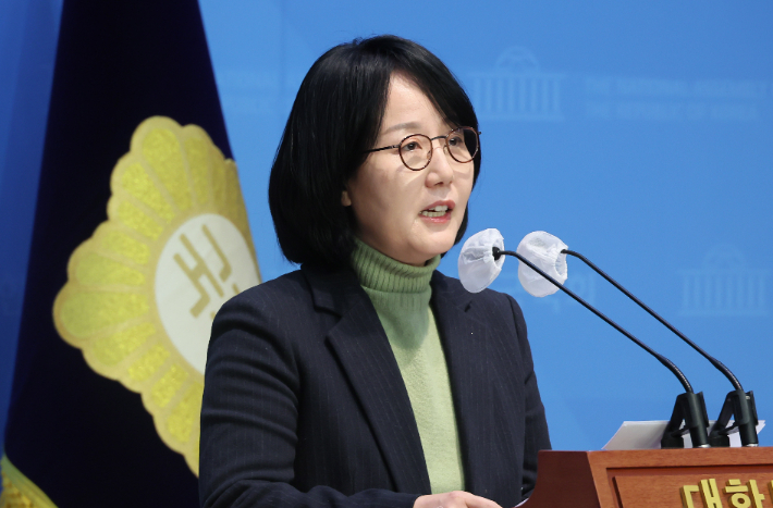 국민의힘 김현아 전 의원이 지난해 12월 12일 국회 소통관에서 기자회견을 열고 22대 총선 출마를 선언하고 있다. 연합뉴스