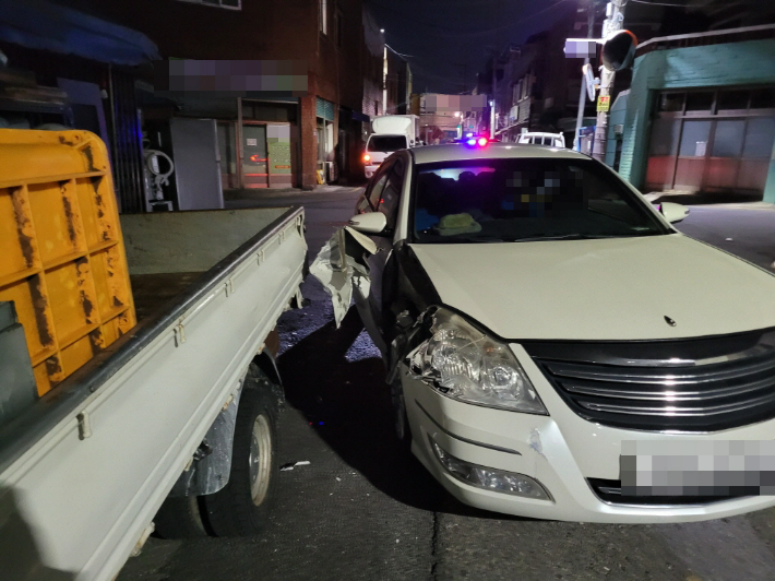 지난달 26일 부산 사상구의 한 주택가에서 음주운전을 하던 40대 남성이 주차 차량을 들이받은 뒤 잠든 채 발견돼 경찰에 붙잡혔다. 부산경찰청 제공