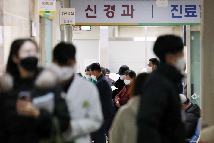 병원에서 환자와 보호자들이 이동하는 모습. 연합뉴스