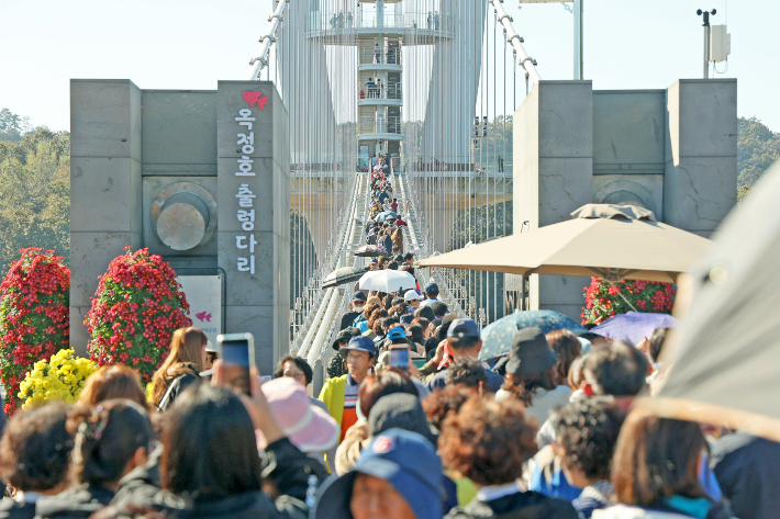 전북 임실군 옥정호 출렁다리와 붕어섬 생태공원이 3월 1일 재개장한다. 임실군 제공