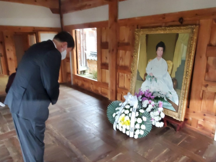 지난 2021년 8월 31일 당시 국민의힘 대권 주자였던 윤석열 전 검찰총장이 고(故) 육영수 여사 생가를 찾아 참배하고 있다. 연합뉴스