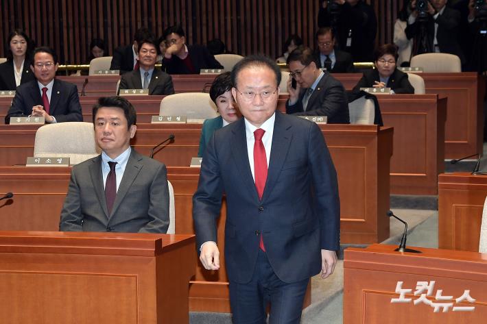 발언대로 향하는 윤재옥 원내대표