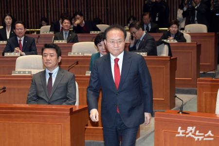 발언대로 향하는 윤재옥 원내대표