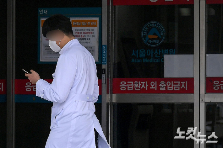 정부가 전공의들의 복귀 기한으로 제시한 날을 하루 앞둔 28일 서울의 한 대형병원에서 의료진이 이동하고 있다. 정부는 이날 각 수련병원의 전공의 대표자 등의 집을 직접 찾아가 업무개시명령을 전달하기 시작했다. 박종민 기자