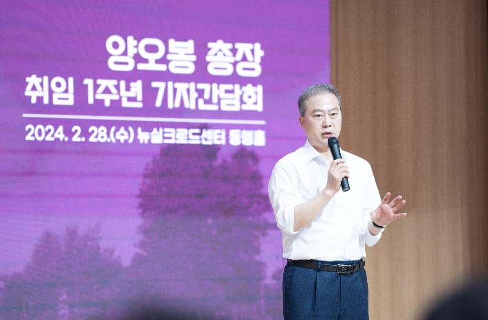 양오봉 전북대 총장이 28일 취임 1주년 기자간담회에서 올해 주요 사업 방향을 설명하고 있다. 전북대 제공