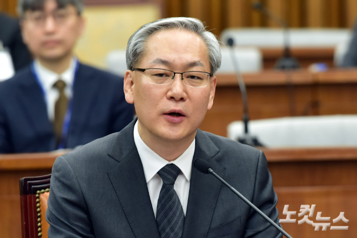 엄상필 대법관 후보자가 28일 서울 여의도 국회에서 열린 인사청문회에서 의원 질의에 답변하고 있다. 윤창원 기자