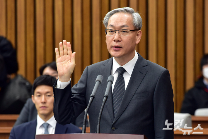 엄상필 대법관 후보자가 28일 서울 여의도 국회에서 열린 인사청문회에서 선서를 하고 있다. 윤창원 기자