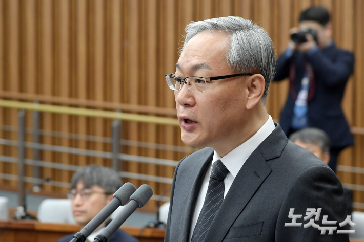 엄상필 대법관 후보자가 28일 서울 여의도 국회에서 열린 인사청문회에서 모두발언을 하고 있다. 윤창원 기자