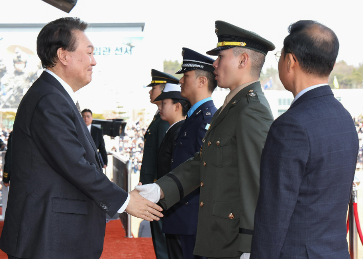 윤석열 대통령이 28일 충북 괴산군 육군학생군사학교에서 열린 2024년 학군장교 임관식에서 해병대 송성현 소위에게 계급장을 수여한 뒤 악수하고 있다. 연합뉴스 
