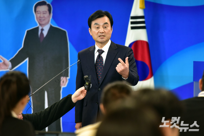 더불어민주당 안규백 전략공천관리위원장이 29일 서울 여의도 중앙당사에서 전략공관위 회의 결과를 발표하고 취재진의 질문을 받고 있다. 윤창원 기자