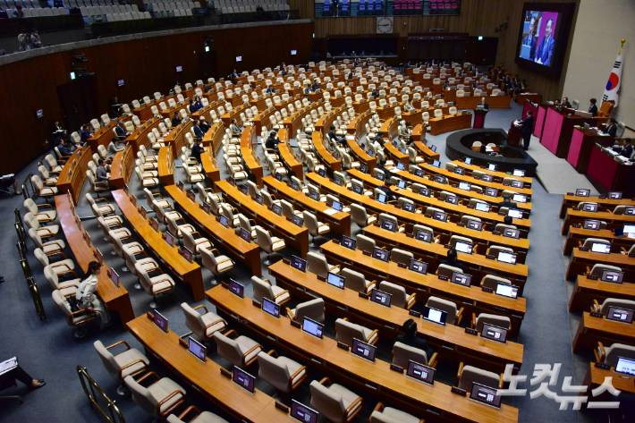 23일 서울 여의도 국회에서 열린 제413국회(임시회) 제5차 본회의 경제 분야 대정부질문에 여야 의원들의 빈자리가 보이고 있다. 윤창원 기자