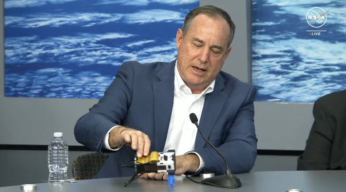 스티브 알테머스(Steve Altemus)인튜이티브 머신즈 대표가 오디세우스 달 착륙선이 월면에 누워있다고 설명하는 부분. NASA 공식 중계 영상 캡처