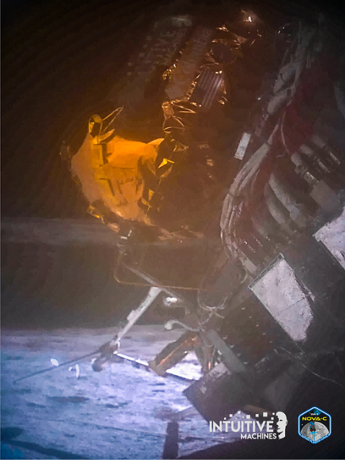 오디세우스 달 착륙선이 월면에 누운 상태로 촬영한 셀카 사진. 공중에 떠 있는 발과 파손된 발이 보입니다. Intuitive Machines