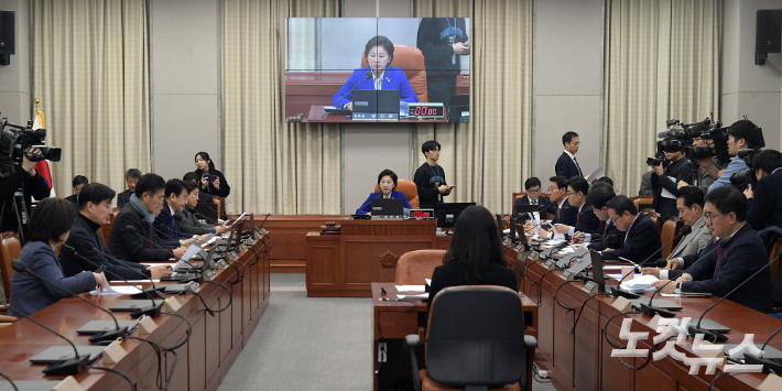 29일 서울 여의도 국회에서 정치개혁특별위원회 전체회의가 열리고 있다. 여야는 본회의를 앞두고 선서구 획정에 전격 합의하며 22대 총선에서 비례대표 1석을 줄여 전북 지역구 10석을 현행대로 유지하기로 했다. 윤창원 기자