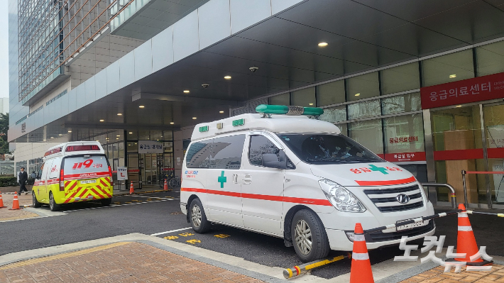 29일 오전 9시 30분쯤 서울 성모병원 응급실 앞에서 구급차 2대가 대기 중이다. 주보배 수습기자