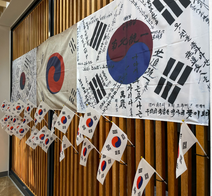 삼일절 북큐레이션. 경남도청 제공 