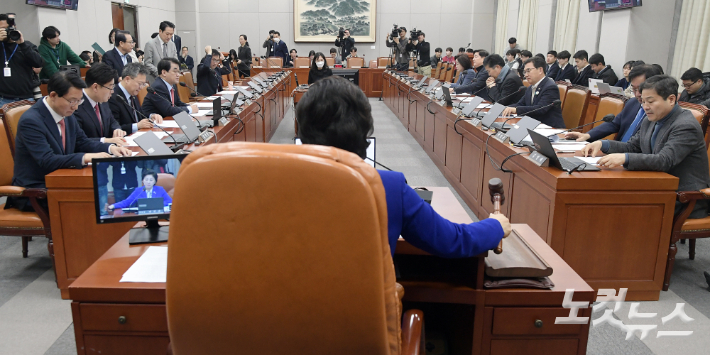 29일 서울 여의도 국회에서 열린 정치개혁특별위원회 전체회의에서 남인순 위원장이 의사봉을 두드리고 있다. 윤창원 기자