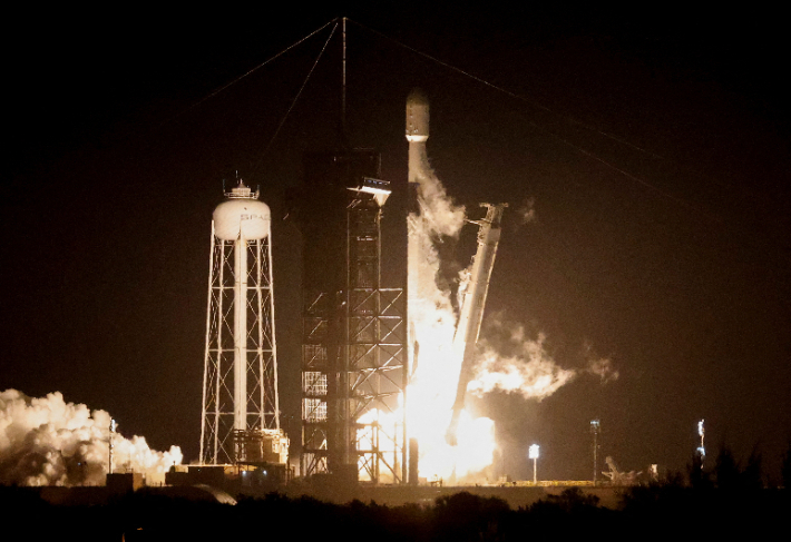 지난 15일(현지시간) 미국 플로리다주 케이프커내버럴 우주기지에서 오디세우스 달 착륙선을 탑재한 스페이스X의 팔컨9 로켓이 발사되는 모습. 연합뉴스