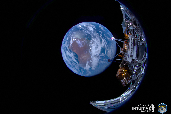 지구를 떠나 달로 향하는 인튜이티브 머신즈의 오디세우스 우주선이 지구를 배경으로 촬영한 셀카 사진. Intuitive Machines