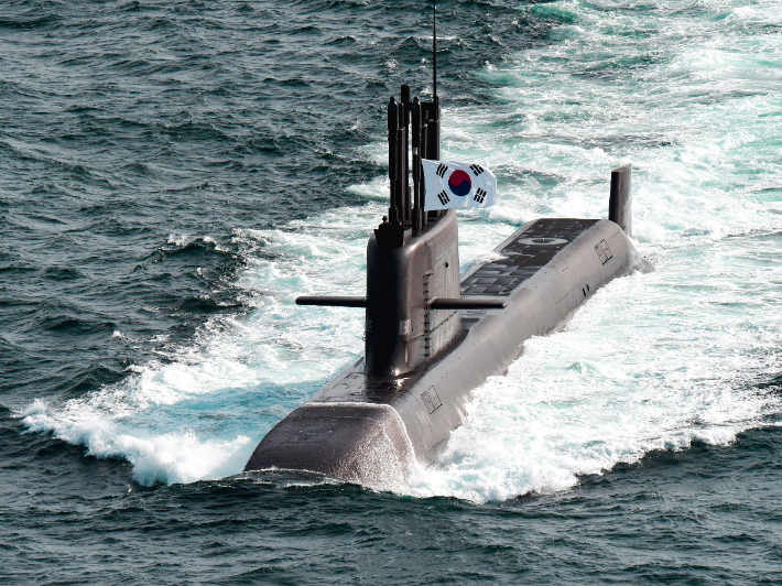 우리나라가 개발한 3천톤급 잠수함 도산 안창호함의 항해 모습. 해군 제공
