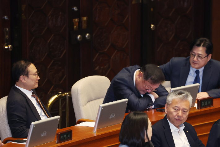 더불어민주당 홍익표 원내대표(오른쪽)가 29일 국회에서 열린 본회의에서 홍영표 의원을 바라보고 있다. 연합뉴스